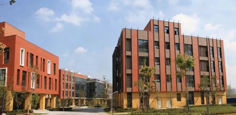 Sunscreen terracotta louvers shading the Nagpur business campus Sunscreen terracotta louvers shading the Nagpur business campus