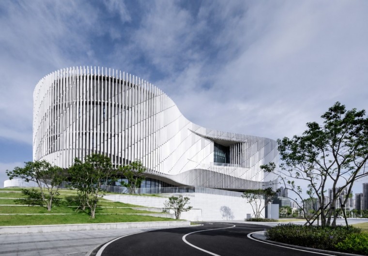 Daytime view of Yangjiang Cultural Center with a white glazed terracotta facade
